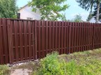 Забор из евроштакетника в городском посёлке Рощино