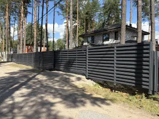 Забор из штакетник типа заборы из штакетника высотой 2 м, установлен в КП Майнило (фотоотзыв клиента) — фото 1 (1 из 3)
