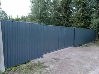 Забор из профнастил типа заборы из профнастила высотой 2 м, установлен в СНТ Ручьи (фотоотзыв клиента) — фото 1 (2 из 2)