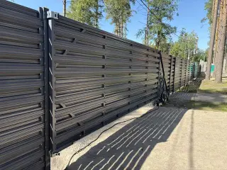 Забор из штакетник типа заборы из штакетника высотой 2 м, установлен в КП Майнило (фотоотзыв клиента) — фото 1 (3 из 3)