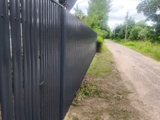 Забор из штакетник типа заборы из штакетника высотой 2 м, установлен в д. Курголово (фотоотзыв клиента) — фото 1 (2 из 4)