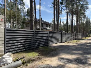 Забор из штакетник типа заборы из штакетника высотой 2 м, установлен в КП Майнило (фотоотзыв клиента) — фото 1 (2 из 3)