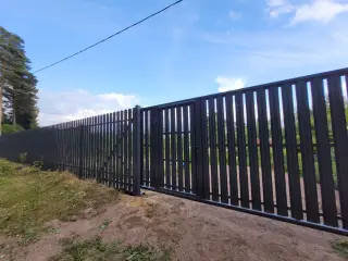 Забор из штакетник типа заборы из штакетника высотой 2 м, установлен в Выборг (фотоотзыв клиента) — фото 1 (2 из 5)